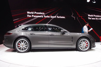 ジュネーブショー2017で世界初公開された、新型「パナメーラ」のワゴンモデル「スポーツツーリスモ」。日本でも2017年4月5日に予約受注が開始された。
