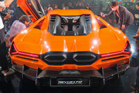 Y字のリアコンビランプと六角形のマフラー、大型のリアディフューザーが織りなすリアまわりの意匠は、いささかクルマ離れしたものだ。