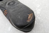 履き心地もいいし、見た目も落ち着いているしということで、ドライブ以外の用途にも駆り出され続けたネグローニ。哀れ3年半の酷使により、ソールに穴が開いてしまった。