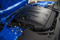 逆アリゲーター型に開閉するフロントフード下に収まる、2リッター直4ターボユニット。最高出力300ps、最大トルク400Nmを生み出す。