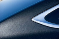 テスト車のボディーカラーは「グラファイトブラックガラスフレーク」。接近してみるとガラスフレークの密度の細かさがよくわかる。