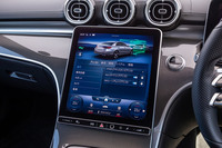 11.9インチの縦型メディアディスプレイに内蔵された対話型インフォテインメントシステム「MBUX（メルセデス・ベンツ ユーザーエクスペリエンス）」を全モデルに標準で装備。Dセグメント車では国内初採用というAR（Augmented Reality＝拡張現実）を活用したナビゲーションシステムが全車にオプション設定されるのもトピックだ。