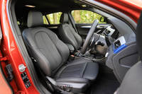 17万5000円のオプション「パーフォレーテッド・ダコタ・レザー」を選択した試乗車の前席。通常のシート地は、クロスとアルカンターラのコンビとなる。