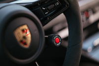 ステアリングホイールに備わるドライブモードの切り替えスイッチ。赤いセンターボタンが「GTパッケージ」の特徴だ。