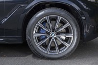 20インチの大径タイヤ＆ホイールを標準装備。試乗車は「ピレリPゼロ」を履いていた。