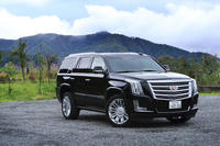 巨大なボディーサイズが目を引く「キャデラック・エスカレード」。本国仕様には、さらに巨大なロングボディーモデルの「ESV」もラインナップされている。