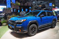 タフでワイルドな「ウィルダネス」シリーズの展示スペースには、日本未導入の現行型「アウトバック」の姿も。……え？　これ、日本に導入されるの??