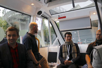 その室内。スタッフ2人が同乗しての走行だった。左から2番目のスタッフの右横には、ナビ画面や速度が切り替え表示されるディスプレイが設置されている。