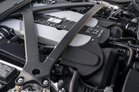 最高出力725PS、最大トルク900N・mへと大幅にチューンされた5.2リッターV12 DOHCツインターボエンジンは、0-100km/h加速3.4秒、最高速度340km/hを誇る。8段ATとの相性もよく、タイトなサーキットでのレスポンスも素晴らしい。