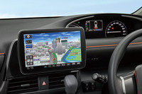 写真は「トヨタ・シエンタ」に「CN-F1XD」を装着した図。これまで大画面ナビは専用の周辺パネルを必要としたが、パナソニックの大画面ナビはディスプレイがフローティング構造のためそういうものは一切必要としないのがいい。