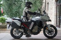 「ムルティストラーダV4」には「オートマチック・ロワリング・デバイス」が備わっており、停車時および減速して車速が10km/h以下になると、車高を30mm下げてライダーの足つきをサポートしてくれる。車両が発進して車速が50km/hを超えると、車高は元に戻る。