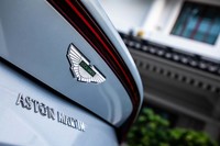 アストンマーティンのエンブレムはスカラベと呼ばれ、エジプトの甲虫類の羽がモチーフだといわれている。