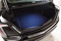 開口部の大きなトランクルーム。60：40分割可倒式の後席を倒せば、長尺物も収納できる。