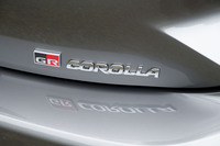 テールゲートに備わる「GR COROLLA」のバッジ。GAZOO Racingは、モータースポーツ活動や、それを通した車両開発の強化を目的とした組織で、2015年からはTOYOTA GAZOO Racingという呼称だったが、2026年1月よりGAZOO Racingに改称された。