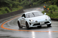 ブレーキは操作性が高く、制動力も十分。ディスクのサイズは前後ともにφ320mmで、前にはブレンボ製モノブロック対向4ピストンキャリパーが、後ろには同じくブレンボ製のシングルピストンキャリパーが組み合わされる。