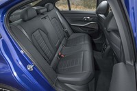 後席の背もたれは3分割式。チャイルドシートを装着するためのISOFIXアタッチメントは標準で備わる。