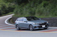 後輪操舵のインテグレイテッドアクティブステアリングはアクティブサスペンションなどとセットの「コンフォートドライビングパック」に含まれている。