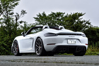 「718スパイダー」のボディーサイズは全長×全幅×全高＝4430×1801×1258mm、ホイールベースは2484mm。「718ケイマンGT4」よりも26mm短く、38mm低い設定（欧州仕様車の値）だ。