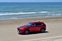 千里浜（ちりはま）なぎさドライブウェイへ。波打ち際を車で走れる、日本で唯一の貴重な道。