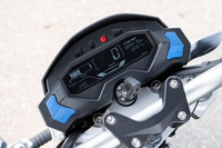 システムの起動はコンベンショナルなキーシリンダー式。液晶ディスプレイの右側には、ちょっと便利な「R」（リバース）モードのスイッチが備わる。