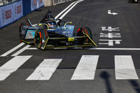 東京ビッグサイト周辺の公道部分が含まれるフォーミュラE東京大会のコース。道路にペイントされた「止まれ」や「有料駐車車両」といった日本語の表記が、海外から訪れた参戦チームの一部関係者に「カンジ、クール！」と評判であった。