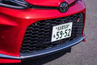 ラジエーターグリルには専用の「ファンクショナルマトリックスグリル」を採用。「GR」ブランドの“G”の文字をモチーフにした六角形のメッシュ形状が左右シンメトリーに配置される。