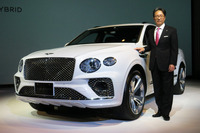 ベントレーが「ベンテイガ ハイブリッド」を日本初公開　約50kmを電気だけで走れるPHEV