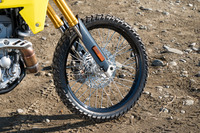 タイヤサイズは、前が80/100-21M/Cで後ろが120/80-18M/C。IRCのデュアルパーパスタイヤ「GP-410」を装着する。