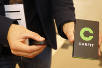 関連イベントであるモンディアル・テックの会場で。フランス企業による自動車用品「カーフィット」は、本体をダッシュボードに貼り付けることで振動を感知。タイヤ、ホイール、ブレーキ、ショックアブソーバーのコンディションをリアルタイムでスマートフォンに転送し、メンテナンス情報を提供する。