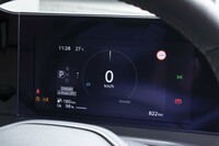 液晶式のメーターパネルは文字の表示が大きく視認性が高い。駆動用バッテリーの残りが98％で航続可能距離が180kmと表示されている。