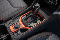 トランスミッションは全車でCVTを採用する。写真は「X-BREAK」のシフトセレクターまわり。