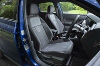 「TSI Rライン」専用のスポーツシート。表皮はマイクロフリースとファブリックの組み合わせ。