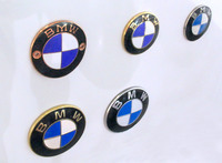 ミュンヘンにあるBMWミュージアムの展示より。BMWエンブレムの変遷。