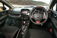 インテリアについては、ベースとなった「ルーテシアR.S.トロフィー」と共通。試乗車はオドメーターが245kmという、まさに“下ろしたて”の状態だった。