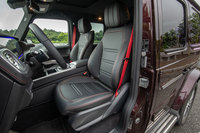 ボディーのサイズアップは車内空間の拡大に寄与。前後席ともに足元スペースや、肩まわりのゆとりが増している。