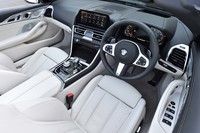 コックピット周辺のデザインや装備、ルーフの開閉スイッチなどを除いては「8シリーズ クーペ」と共通。センターコンソールはドライバー側に傾けられている。