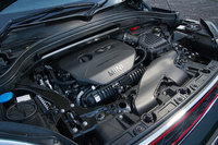 エンジンは最高出力231psを発生する2リッター直4ガソリンターボ。現行型の「MINIクロスオーバー」で純ガソリンエンジンを選べるのは、この「ジョンクーパーワークス」と、102psのエントリーモデル「ONE」のみとなっている。