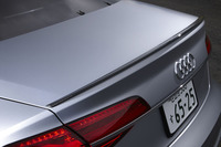 トランクリッドには、カーボン製のリップスポイラーが備わる。