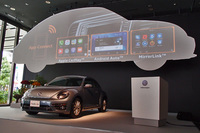 アップル社の「CarPlay」やグーグルの「Android Auto」が利用可能に。上部のスクリーンに映しだされているのは、その画面イメージ。