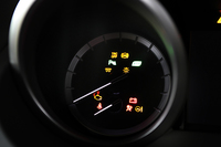 ディーゼルエンジンの燃焼は自己着火式なので、冷間始動時にはあらかじめシリンダー内を暖めておく必要がある。「ランドクルーザープラド」ではイグニッションスイッチを押すとグロープラグの作動を示すインジケーターが点灯。この表示が消灯すると、エンジンが始動する。