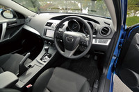 運転席まわりの様子。「20S-SKYACTIV」には、シフトパドル付きの本革巻きステアリングホイールが標準で与えられる。