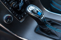 トランスミッションはアイシン・エィ・ダブリュ製の8段AT。セレクターのノブにポールスターのロゴが入る。