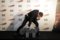 『トランスポーター イグニション』の大ヒットを祈願して、20枚の瓦割りに挑戦。見事1回で成功！