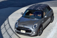 ユニオンジャック仕様のソフトトップが採用された「MINIクーパーS コンバーチブル」。