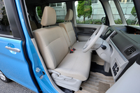 シート表皮にははっ水加工を施したファブリックを採用。全グレードに収納付きのアームレストを装備している。
    