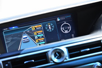 周囲の様子やステアリングホイールの切れ具合、アクセルワークなど、自動運転中の車両情報がモニター上に表示される。