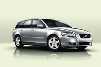 「V50 2.0e Powershift＋（プラス）」は、デュアルクラッチトランスミッションを搭載した「V50 2.0e Powershift」（299万円）に、デュアル・キセノンヘッドライト、フロントフォグランプ、本革ステアリングホイール＆シフトノブ、16インチアルミホイールなどの装備を追加した特別仕様車。