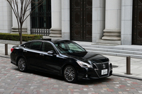 14代目となる「トヨタ・クラウン」は、2012年12月末にデビュー。最新型で3.5リッターガソリンエンジンを搭載するのは、テスト車の「3.5アスリートS」と「3.5アスリートG」に限られる。