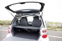 上下分割式のテールゲートを持つクーペの荷室。小さい荷物ならリアウィンドウから出し入れが可能。