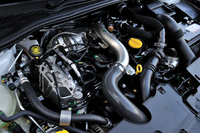 現行モデルの1.6リッター直4ターボ。近年の流行であるカバー類はなく、配管類はむき出しに。200psと24.5kgmを発生する。